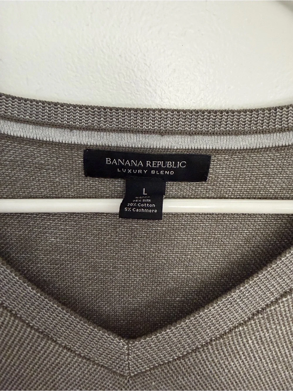 Banana Republic Luxury Light Gray V-Neck Sweater - Slight Snag - Men’s Size Larg